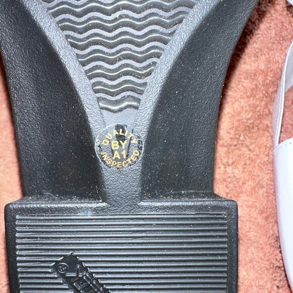 NWOT (Display Pair) Women’s Size 7 1/2M Cain Creek White Elastic Strap Sandals - Picture 5 of 9